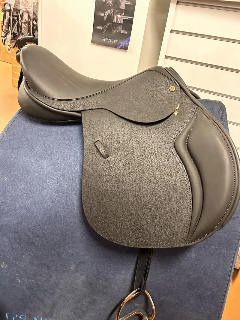 Black Country Wexford 18 M Saddle in Black